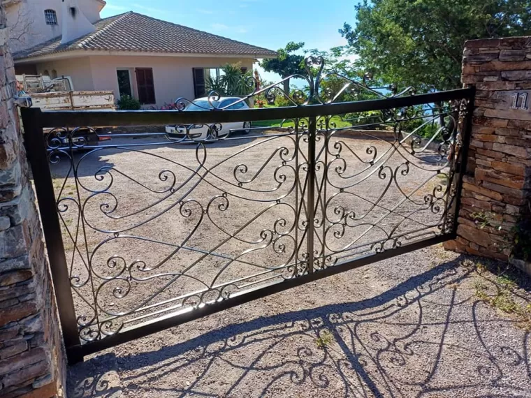 Restauration complète d'un portail en métal en Corse, Borgo, STM