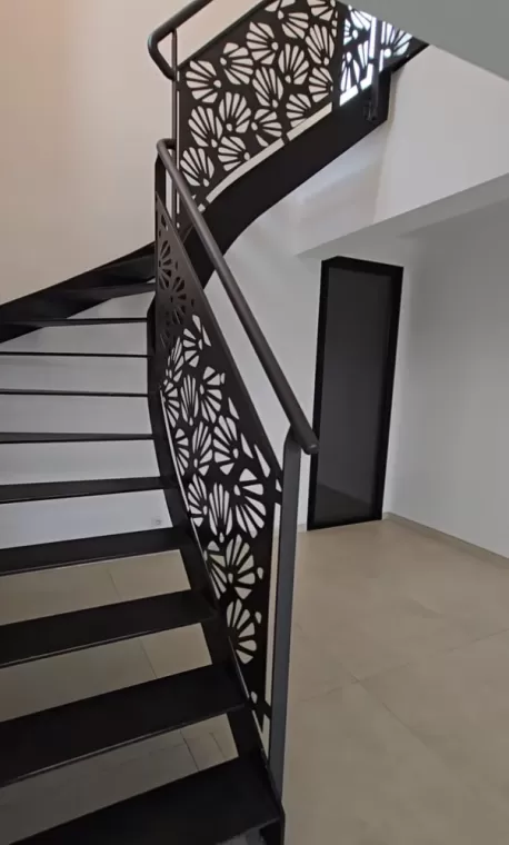 Finition et traitement d'un escalier sur mesure et personnalisé en Corse, Borgo, STM