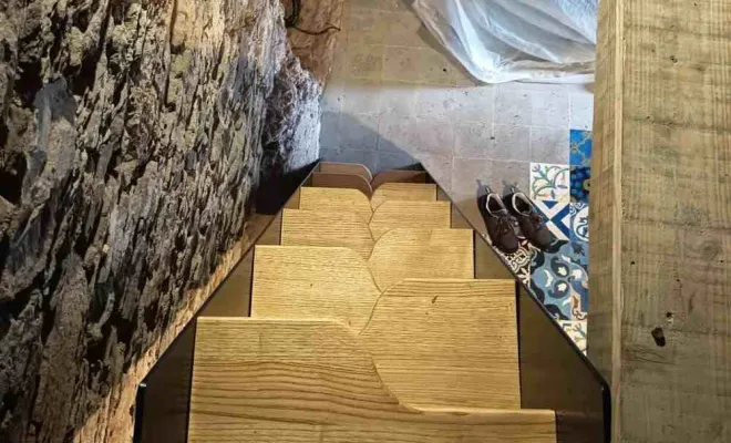 Découpage de bois pour la pose d'un escalier à pas japonais à Bastia, Borgo, STM